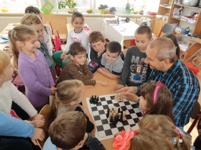 V 1. B začíname hrať šach