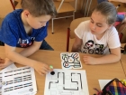 Naši žiaci pracujú s miniatúrnym robotom Ozobotom BIT